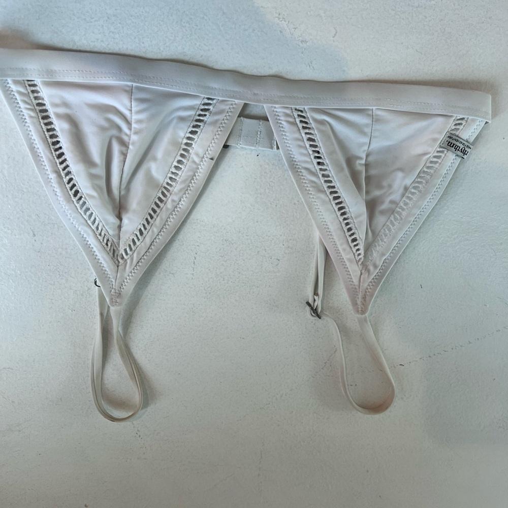 Rythm white triangle clasp top